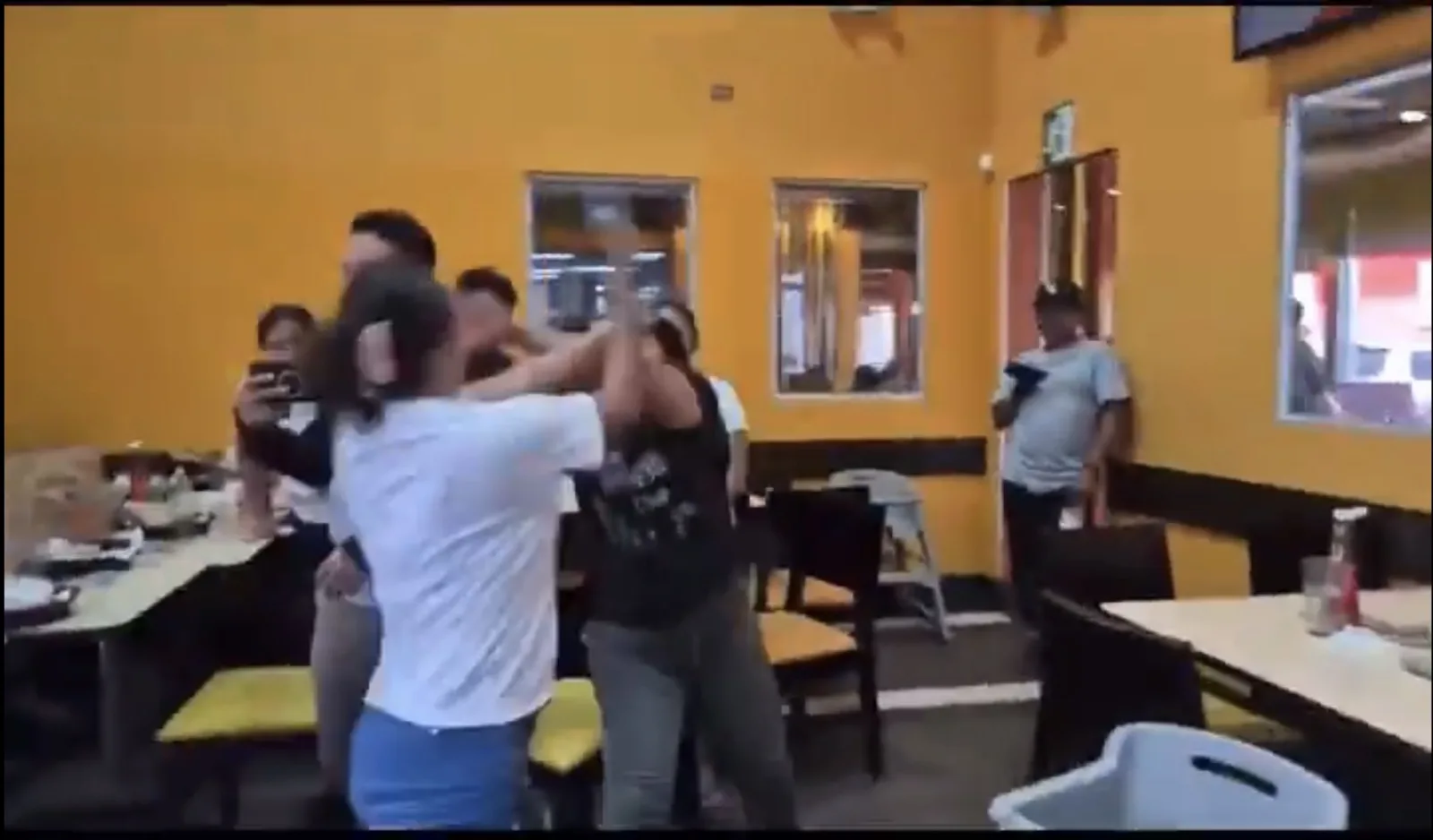 Impactante pelea entre dos mujeres en restaurante de Pollo Campero en Guatemala